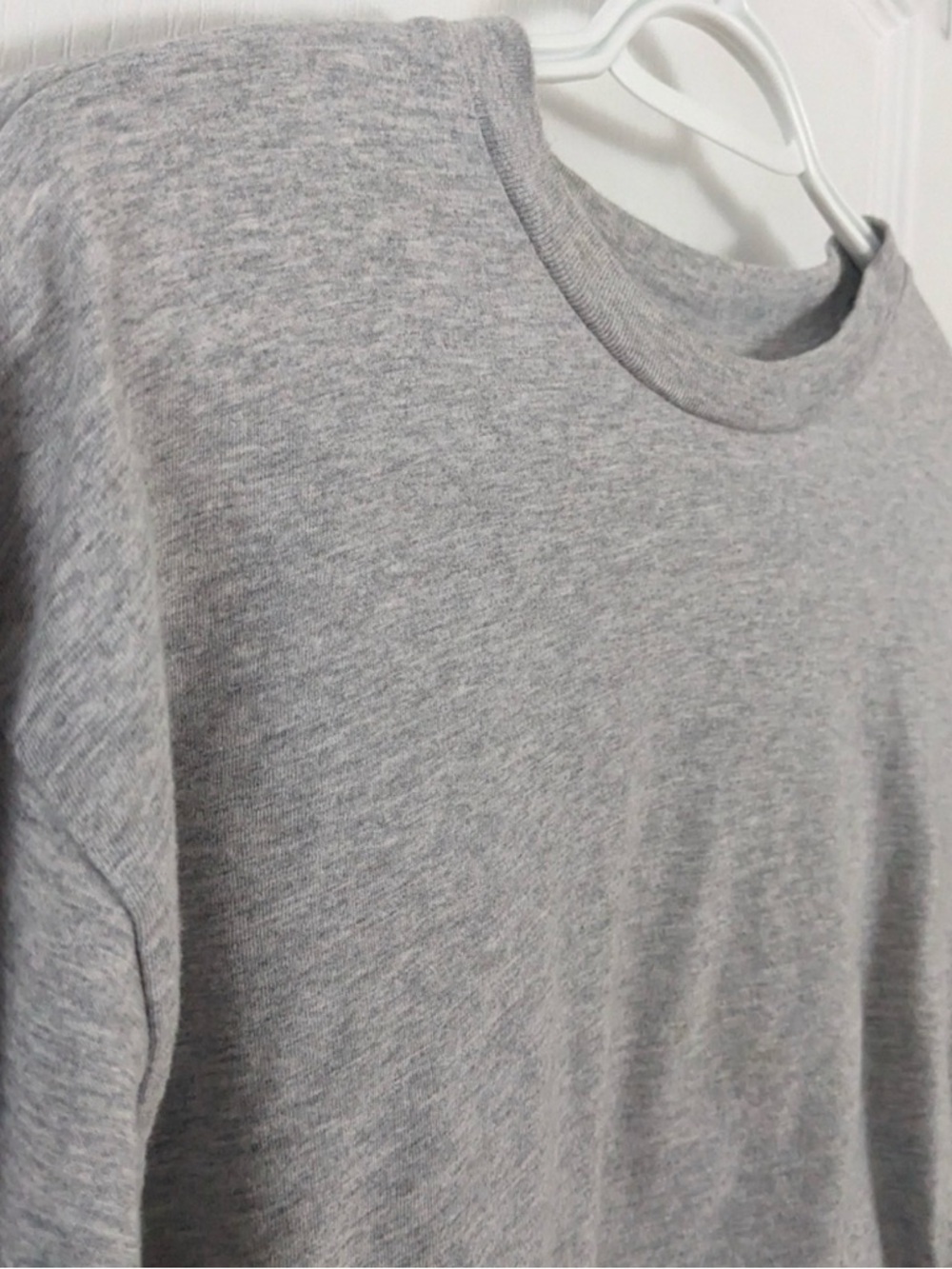 TNA / Aritzia - Athletic Gray Cropped Long-Sleeve Tee. Size: M - Picture 5 of 7